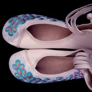 Beautiful embroidered cream flats! Barely worn!